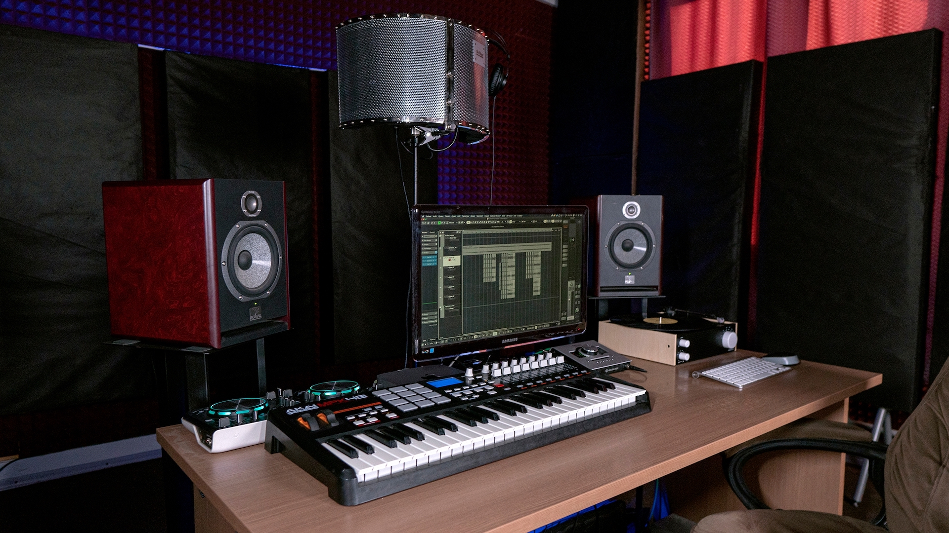 Микрофон Neumann в студии звукозаписи HHRecords